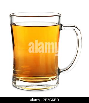 Délicieux cidre de pomme dans une tasse en verre isolée sur blanc Banque D'Images
