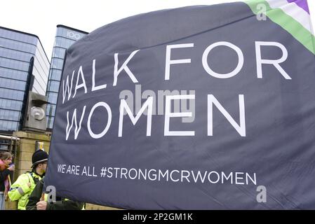 Manchester, Royaume-Uni, 4th mars 2023. Walk for Women célèbre la prochaine Journée internationale de la femme 2023, Manchester, Royaume-Uni. Le thème mondial de cette année : « adopter l’équité » se concentre sur la manière dont les individus peuvent créer un monde inclusif. Cet événement est organisé par le Conseil municipal de Manchester et fait partie des célébrations de la Journée internationale de la femme de Manchester qui auront lieu dans toute la ville en mars. C'est la sixième année que le Conseil a organisé la Marche pour les femmes. La Journée internationale de la femme, célébrée mondialement, est le mercredi 8th mars. Crédit : Terry Waller/Alay Live News Banque D'Images