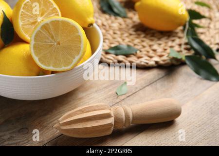 Presse-citron Sur Table En Bois De Couleur