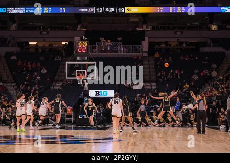 Minneapolis, Minnesota, États-Unis. 3rd mars 2023. HANNAH STUELKE (45), une foreuse de l'Iowa Hawkees, tire le ballon pour 3 pendant la première moitié de l'Iowa versus Purdue le vendredi 3 mars au tournoi de basketball féminin Big Ten 2023 à Minneapolis, Minnesota. Iowa a gagné 69-58 (Credit image: © Steven Garcia/ZUMA Press Wire) USAGE ÉDITORIAL SEULEMENT! Non destiné À un usage commercial ! Banque D'Images