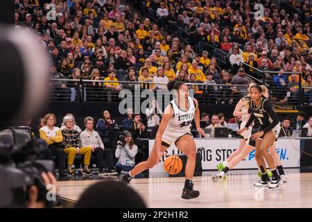 Minneapolis, Minnesota, États-Unis. 3rd mars 2023. HANNAH STUELKE (45), la foreuse des Hawkees de l'Iowa, s'occupe du ballon pendant la deuxième moitié de l'Iowa versus Purdue, le vendredi 3 mars, au tournoi de basketball féminin Big Ten 2023 à Minneapolis, Minnesota. Iowa a gagné 69-58 (Credit image: © Steven Garcia/ZUMA Press Wire) USAGE ÉDITORIAL SEULEMENT! Non destiné À un usage commercial ! Banque D'Images