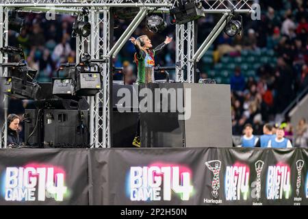 LONDRES, ROYAUME-UNI. 04th, mars 2023. DJ fidèle Sister Bliss joue de la musique live pendant le Big Game 14 Gallagher Premiership Rugby Match Round 19 Harleqins vs Exeter Chiefs au stade de Twickenham le samedi 04 mars 2023. LONDRES, ANGLETERRE. Credit: Taka G Wu/Alay Live News Banque D'Images