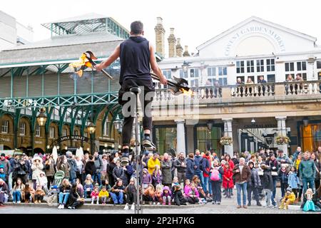 Foule de touristes regardant des artistes de rue live au marché de Covent Garden à Londres WC2 Angleterre KATHY DEWITT Banque D'Images