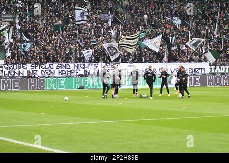 Monchengladbach, Rhénanie-du-Nord-Westphalie, Allemagne. 4th mars 2023. Borussia Monchengladbach les fans de la Nordkurve (courbe nord) affichent une bannière avant le match de la Borissia Monchengladbach-SC Freiburg Bundesliga dans le parc de la Borussia à Monchengladbach, en Allemagne, sur 4 mars 2023. La bannière lit, ''les grands jeux ne signifient rien si vous refusez la lutte à Augsburg, Mayence et co (Credit image: © Kai Dambach/ZUMA Press Wire) USAGE ÉDITORIAL SEULEMENT! Non destiné À un usage commercial ! Banque D'Images