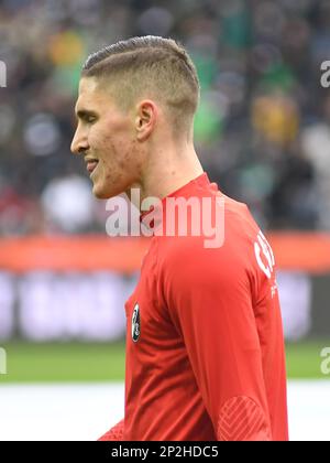 Monchengladbach, Rhénanie-du-Nord-Westphalie, Allemagne. 4th mars 2023. Roland SALLAI (22), milieu de terrain de SC Freiburg, sourit alors qu'il se promène sur le terrain après l'échauffement avant le match de Borissia Monchengladbach-SC Freiburg Bundesliga dans le parc de Borissia à Monchengladbach, en Allemagne, sur 4 mars 2023. (Credit image: © Kai Dambach/ZUMA Press Wire) USAGE ÉDITORIAL SEULEMENT! Non destiné À un usage commercial ! Banque D'Images