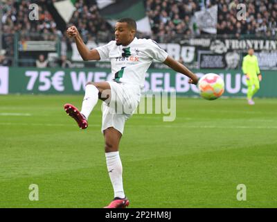 Monchengladbach, Rhénanie-du-Nord-Westphalie, Allemagne. 4th mars 2023. Borussia Monchengladbach avance ALASSANE PLAIDOYER (14) obtient son coup bloqué dans le match Borussia Monchengladbach-SC Freiburg Bundesliga dans le parc Borussia à Monchengladbach, Allemagne sur 4 mars 2023. (Credit image: © Kai Dambach/ZUMA Press Wire) USAGE ÉDITORIAL SEULEMENT! Non destiné À un usage commercial ! Banque D'Images