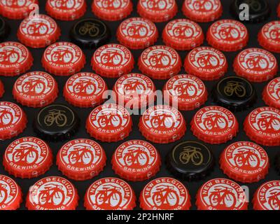 Une collection de bouchons de bouteilles de bière en métal de la marque New Belgium Brewing est présentée sur un écran plat, vu à un angle dans le 2020s. Banque D'Images