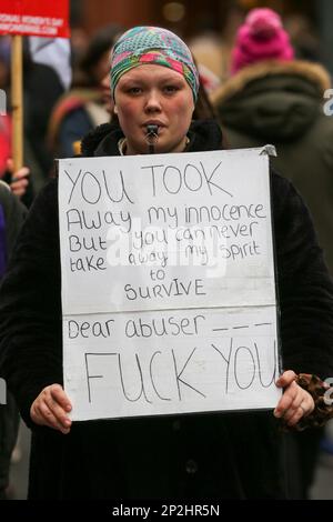 Londres, Royaume-Uni. 04th mars 2023. (NOTE DE LA RÉDACTION: L'image contient des blasphèmes)Une femme tient un écriteau lors de la manifestation «Million Women Rise» dans le centre de Londres, avant la Journée internationale de la femme sur 8 mars 2023, pour mettre fin à la violence masculine contre les femmes et les filles. Crédit : SOPA Images Limited/Alamy Live News Banque D'Images