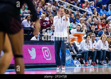 Greensboro, Caroline du Nord, États-Unis. 4th mars 2023. Jeff Walz, entraîneur-chef des Cardinals de Louisville, lors des demi-finales du tournoi de l'ACC des femmes contre la bataille irlandaise de notre Dame au Greensboro Coliseum de Greensboro, en Caroline du Nord. (Scott Kinser/Cal Sport Media). Crédit : csm/Alay Live News Banque D'Images