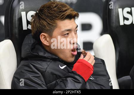 Monchengladbach, Rhénanie-du-Nord-Westphalie, Allemagne. 4th mars 2023. Le milieu de terrain de SC Freiburg RITSU DOAN (42) mange une collation avant le match de Borissia Monchengladbach-SC Freiburg Bundesliga dans le parc de Borissia à Monchengladbach, en Allemagne, sur 4 mars 2023. (Credit image: © Kai Dambach/ZUMA Press Wire) USAGE ÉDITORIAL SEULEMENT! Non destiné À un usage commercial ! Banque D'Images