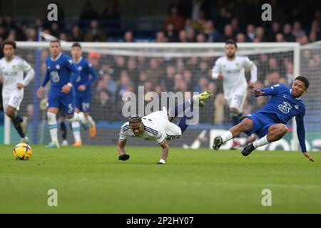 Londres, Royaume-Uni. 04th mars 2023. Londres Royaume-Uni 4th mars 2023Wesley Fofana de Chelsea et Crysencio Summerville de Leeds Utd pendant le match de Chelsea vs Leeds United Premier League à Stamford Bridge Londres crédit: MARTIN DALTON/Alay Live News Banque D'Images