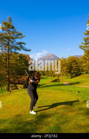 Golf Tearing Off sur le parcours de golf Menaggio avec vue sur la montagne en automne en Lombardie, Italie. Banque D'Images