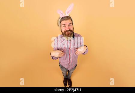 Bonne journée de Pâques. Homme barbu dans les oreilles de lapin. Préparation pour Pâques. Lapin homme. Fête de Pâques. Heure de printemps. Lapin à Pâques. Vacances de printemps Banque D'Images