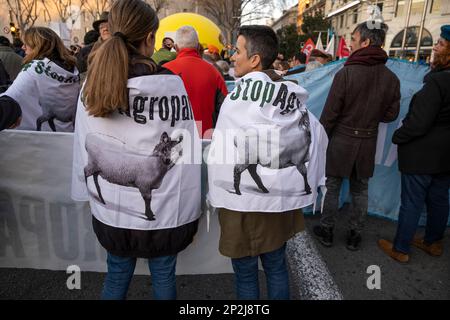 Barcelone, Espagne. 04th mars 2023. Deux manifestants se sont enroulés de bannières contre des projets macro en Catalogne vus pendant la manifestation. Des centaines de personnes ont manifesté dans le centre de Barcelone pour montrer leur rejet des travaux d'expansion de l'aéroport de Barcelone ainsi que contre le projet touristique de loisirs parrainé par la société américaine Hard Rock dans le camp de Tarragone. Crédit : SOPA Images Limited/Alamy Live News Banque D'Images