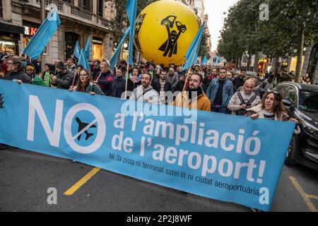 Barcelone, Espagne. 04th mars 2023. La bannière unitaire contre l'expansion de l'aéroport de Barcelone est visible pendant la démonstration. Des centaines de personnes ont manifesté dans le centre de Barcelone pour montrer leur rejet des travaux d'expansion de l'aéroport de Barcelone ainsi que contre le projet touristique de loisirs parrainé par la société américaine Hard Rock dans le camp de Tarragone. Crédit : SOPA Images Limited/Alamy Live News Banque D'Images