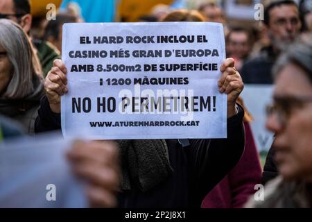 Barcelone, Espagne. 04th mars 2023. Un manifestant tient un écriteau contre la construction du projet de tourisme de loisirs Hard Rock pendant la manifestation. Des centaines de personnes ont manifesté dans le centre de Barcelone pour montrer leur rejet des travaux d'expansion de l'aéroport de Barcelone ainsi que contre le projet touristique de loisirs parrainé par la société américaine Hard Rock dans le camp de Tarragone. Crédit : SOPA Images Limited/Alamy Live News Banque D'Images