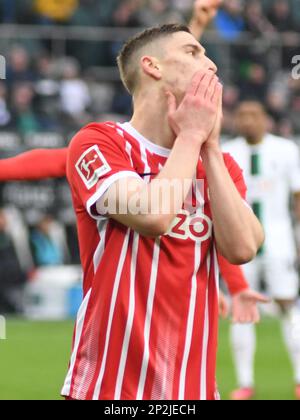 Monchengladbach, Rhénanie-du-Nord-Westphalie, Allemagne. 4th mars 2023. Le milieu de terrain de SC Freiburg ROLAND SALLAI (22) met ses mains sur son visage après une chance manquée dans le match de Borissia Monchengladbach-SC Freiburg Bundesliga dans le parc de Borissia à Monchengladbach, en Allemagne, sur 4 mars 2023. (Credit image: © Kai Dambach/ZUMA Press Wire) USAGE ÉDITORIAL SEULEMENT! Non destiné À un usage commercial ! Banque D'Images