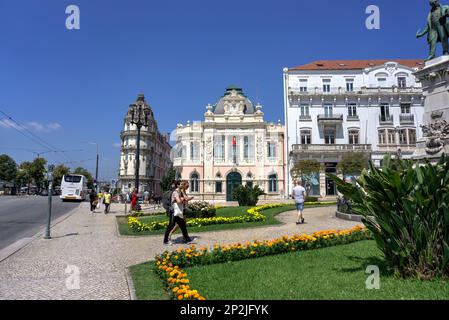 Coimbra, Portugal - 15 août 2022: Place principale (Largo da Portagem) montrant l'architecture et la statue de Joaquim Antonio de Aguiar avec les touristes walkin Banque D'Images