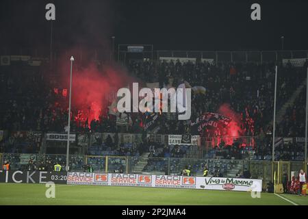 Bergame, Italie. 04th mars 2023. Les fans d'Udinese montrent leur soutien pendant Atalanta FC vs Udinese FC, 25Â° série Un match Tim 2022-23 au stade Gewiss - Atleti azzurri d'Italia à Bergame (BG), Italie, sur 04 mars 2022. Crédit : Agence photo indépendante/Alamy Live News Banque D'Images
