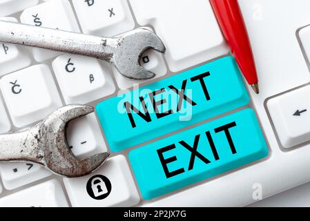 Ecriture du texte affiché Suivant Quitter. Approche commerciale la manière suivante de sortir ou d'agir de quitter dans un lieu ou une autoroute Banque D'Images