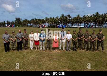 De gauche à droite, Frankie Salas, maire d'Asan Beach, Guam; contre-amiral Benjamin Nicholson, commandant de la région commune Marianas; Josh Tenorio, lieutenant-gouverneur de Guam; major général David Maxwell, commandant général du Commandement des installations des corps marins; Yuumi Yoshikawa, vice-ministre parlementaire des Affaires étrangères, ministère des Affaires étrangères du Japon; L'honorable Meredith Berger, secrétaire adjoint de la Marine (énergie, installations et environnement/chef de la durabilité); Vince Blaz, petit-fils de Brig. Général Vicente “Ben” Thomas Garrido Blaz; général David Berger, commandant de la Mar Banque D'Images