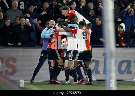 ROTTERDAM - les joueurs de Feyenoord applaudissent après un but refusé lors du match de première ligue néerlandais entre Feyenoord et le FC Groningen au stade de Kuip de Feyenoord sur 4 mars 2023 à Rotterdam, pays-Bas. ANP PIETER STAM DE JONGE Banque D'Images