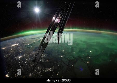 Aurora Borealis photographié de la Station spatiale internationale par Josh Cassada en passant au-dessus du sud-est du Manitoba, au Canada. Les vents solaires ont été particulièrement forts lorsque cette image a été prise, le 28 février 2023, ce qui a permis de voir les aurores boréales beaucoup plus au sud que ce qui est typique. Une version unique d'une image originale de la NASA. Credit: NASA / JCassada?Ê Banque D'Images