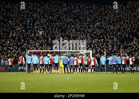 ROTTERDAM - les joueurs de Feyenoord applaudissent aux supporters après le match de première ligue hollandais entre Feyenoord et le FC Groningen au stade de Kuip de Feyenoord sur 4 mars 2023 à Rotterdam, pays-Bas. ANP PIETER STAM DE JONGE Banque D'Images