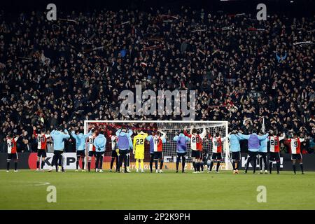 ROTTERDAM - les joueurs de Feyenoord applaudissent aux supporters après le match de première ligue hollandais entre Feyenoord et le FC Groningen au stade de Kuip de Feyenoord sur 4 mars 2023 à Rotterdam, pays-Bas. ANP PIETER STAM DE JONGE Banque D'Images