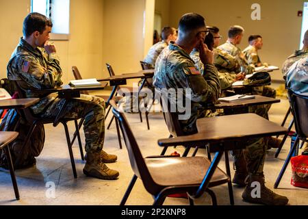 Les prestataires affectés à la Brigade de soutien de la Division aéroportée 82nd assistent au cours XO Academy sur fort Bragg, NC, 14 février 2023. Le cours Executive Officer Academy permet aux officiers subalternes d'acquérir des connaissances et des connaissances avant de devenir le XO de leurs sociétés respectives. Banque D'Images