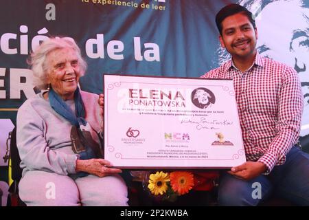 Nezahualcóyotl, État du Mexique. 4th mars 2023. 4 mars 2023, Etat du Mexique, Mexique: Adolfo Cerqueda, Maire de Nezahualcoyotl et l'écrivain Elena Poniatowska, lors de la réouverture de la librairie Elena Poniatowska du Fondo de Cultura Económica. Sur 4 mars 2023 à Nezahualcóyotl, État du Mexique, Mexique. (Photo de Carlos Santiago/ Eyepix Group) crédit: EYEPIX Group/Alay Live News Banque D'Images