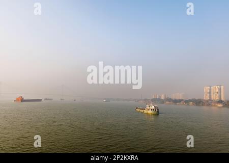 Les bateaux amarrent et baignent l'atmosphère tôt le matin au-dessus de la rivière Hooghly à Kolkata (Calcutta), capitale du Bengale occidental, en Inde Banque D'Images