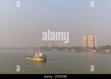 Un bateau amarré et tôt le matin atmosphère de fumée au-dessus de la rivière Hooghly à Kolkata (Calcutta), capitale du Bengale occidental, Inde Banque D'Images