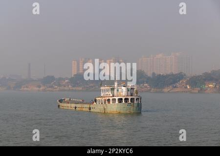 Les bateaux amarrent et baignent l'atmosphère tôt le matin au-dessus de la rivière Hooghly à Kolkata (Calcutta), capitale du Bengale occidental, en Inde Banque D'Images