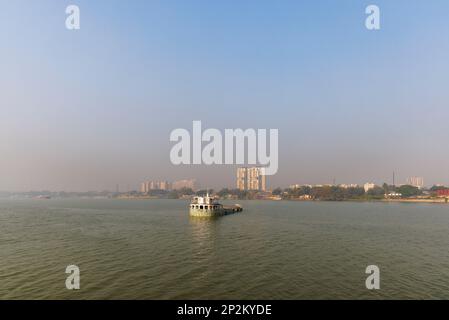 Les bateaux amarrent et baignent l'atmosphère tôt le matin au-dessus de la rivière Hooghly à Kolkata (Calcutta), capitale du Bengale occidental, en Inde Banque D'Images