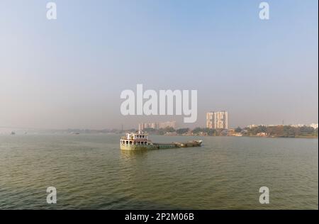 Un bateau amarré et tôt le matin atmosphère de fumée au-dessus de la rivière Hooghly à Kolkata (Calcutta), capitale du Bengale occidental, Inde Banque D'Images