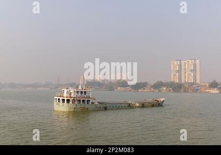 Un bateau amarré et tôt le matin atmosphère de fumée au-dessus de la rivière Hooghly à Kolkata (Calcutta), capitale du Bengale occidental, Inde Banque D'Images