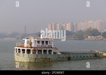 Un bateau amarré et tôt le matin atmosphère de fumée au-dessus de la rivière Hooghly à Kolkata (Calcutta), capitale du Bengale occidental, Inde Banque D'Images