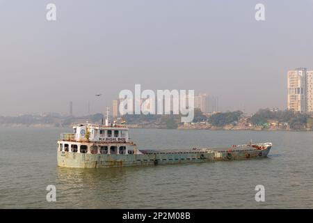 Un bateau amarré et tôt le matin atmosphère de fumée au-dessus de la rivière Hooghly à Kolkata (Calcutta), capitale du Bengale occidental, Inde Banque D'Images