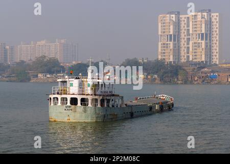 Un bateau amarré et tôt le matin atmosphère de fumée au-dessus de la rivière Hooghly à Kolkata (Calcutta), capitale du Bengale occidental, Inde Banque D'Images