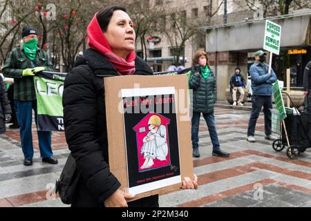 Seattle, États-Unis. 4th mars 2023. Les féministes de la Journée internationale de la femme pour Jina se rallient aux droits des femmes dans le monde entier. Plusieurs groupes se sont joints, dont la montée en puissance de 4 droits à l'avortement et les Iraniens progressistes de Seattle. Partout dans le monde, les femmes s'organisent et appellent à l'égalité. Jina Amini est décédée à Téhéran, en Iran, dans des circonstances suspectes James Anderson/Alay Live News Banque D'Images