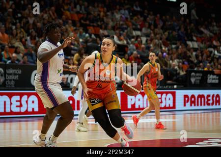 Kai James de CDB Clarinos Tenerife (L) et Raquel Carrera de Valence Panier (R) en action pendant la Liga Femenina Endesa J24 sur 4 mars 2023 à Fue Banque D'Images