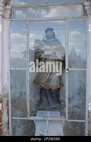 Une statue à l'entrée du château de Corvin à Hunedoara, Roumanie Banque D'Images