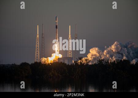 Une fusée SpaceX Falcon 9 transportant la charge utile GPS III SV06 est lancée à partir du complexe de lancement spatial 40 à la station de la Force spatiale du Cap Canaveral, FLA, le 18 janvier 2023. L'objectif global de GPS III est de fournir des capacités GPS durables et fiables aux combattants américains, à nos alliés et aux utilisateurs civils. Le GPS fournit des services de positionnement, de navigation et de synchronisation aux utilisateurs civils et militaires du monde entier. Banque D'Images