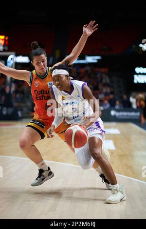 Elena Buenavida de Valence Panier (L) et Aisha Sheppard de CDB Clarinos Tenerife (R) en action pendant la Liga Femenina Endesa J24 sur 4 mars 2023 Banque D'Images