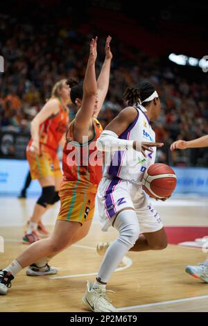 Elena Buenavida de Valence Panier (L) et Aisha Sheppard de CDB Clarinos Tenerife (R) en action pendant la Liga Femenina Endesa J24 sur 4 mars 2023 Banque D'Images