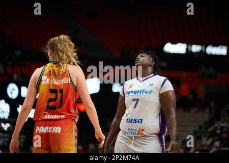 Marie Gulich de Valencia basket (L) et Kai James de CDB Clarinos Tenerife (R) en action pendant la Liga Femenina Endesa J24 sur 4 mars 2023 à Fuent Banque D'Images