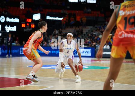 Elena Buenavida de Valence Panier (L) et Aisha Sheppard de CDB Clarinos Tenerife (R) en action pendant la Liga Femenina Endesa J24 sur 4 mars 2023 Banque D'Images