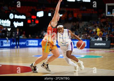 Elena Buenavida de Valence Panier (L) et Aisha Sheppard de CDB Clarinos Tenerife (R) en action pendant la Liga Femenina Endesa J24 sur 4 mars 2023 Banque D'Images