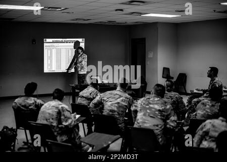 Les prestataires affectés à la Brigade de soutien de la Division aéroportée 82nd assistent au cours XO Academy sur fort Bragg, NC, 14 février 2023. Le cours Executive Officer Academy permet aux officiers subalternes d'acquérir des connaissances et des connaissances avant de devenir le XO de leurs sociétés respectives. Banque D'Images